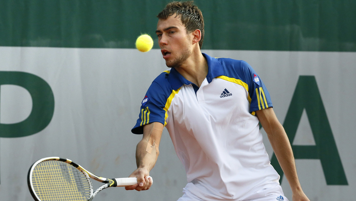 Jerzy Janowicz sensacyjnie przegrał w pierwszej rundzie na kortach trawiastych w Halle. Najlepszy polski tenisista uległ plasującemu się na 240. miejscu na świecie Mirzy Basiciowi 6:7 (5), 6:3, 6:7 (6). Bośniak w II rundzie zagra z Mischą Zverevem z Niemiec.