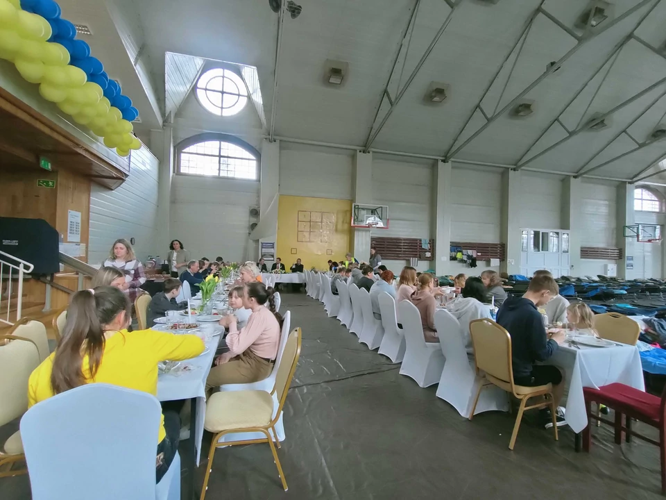 Kilkadziesiąt uchodźców z Ukrainy na śniadaniu wielkanocnym w Szczecinie