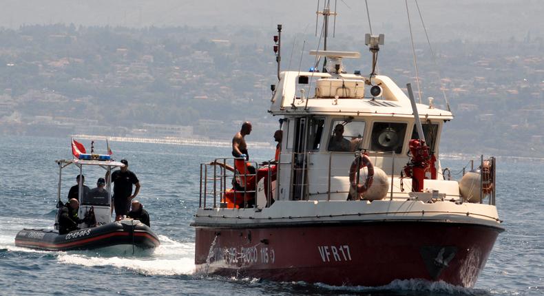 Divers with the body of Hannah Lynch, the last missing person, at the back of the boat off Sicily's coast, on August 23, 2024.ALESSANDRO FUCARINI/AFP via Getty Images