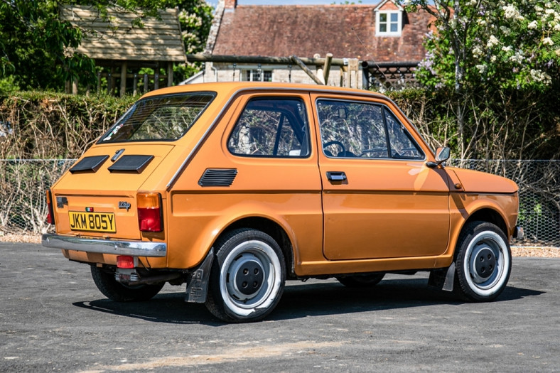 Polski Fiat 126p wystawiony na sprzedaż w renomowanym domu aukcyjnym