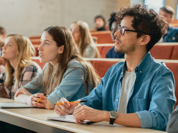 Zarobki studentów. 7 proc. z nich dostaje ponad 7 tys. zł