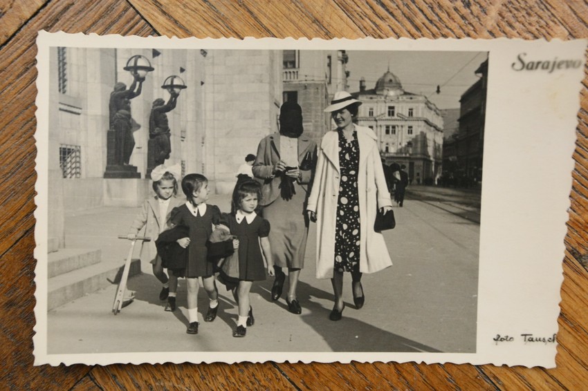 Ljiljana (prva sleva) u šetnji s majkom Olgom u Sarajevu