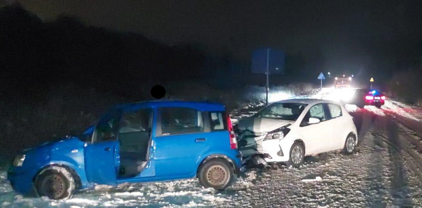 Zderzenie czołowe w Krzesimowie. Kierowca zaliczył dużą wpadkę