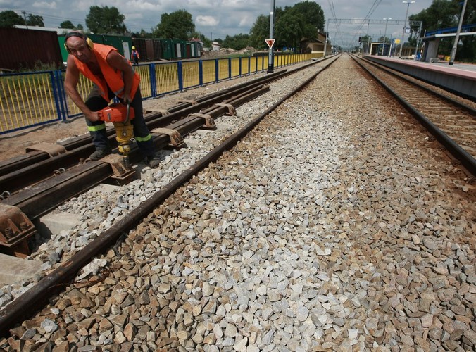 Robotnicy wymieniają szyny