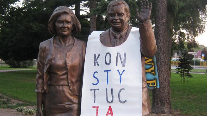 Biała Podlaska: "Konstytucja" na pomniku Kaczyńskich. Wyrok sądu -  Wiadomości