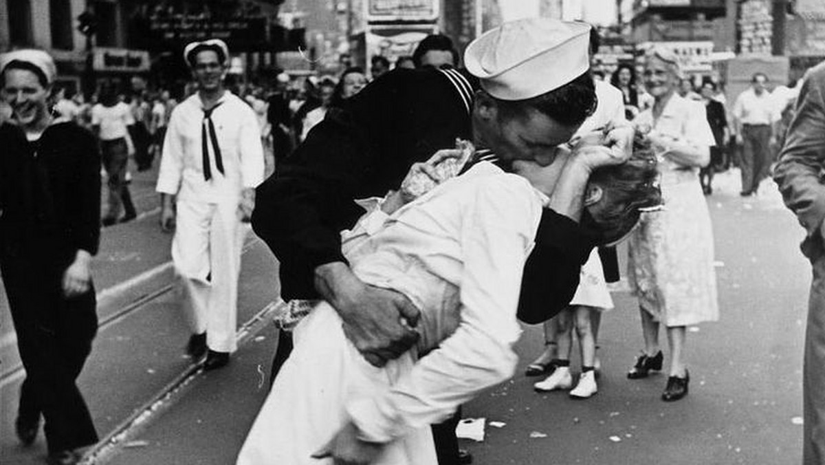 Marynarz całuje dziewczynę na Time Square, świętując zakończenie II wojny światowej
