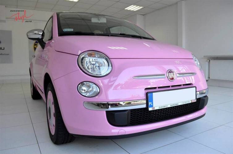 Grażyna Szapołowska sprawiła sobie różowego fiata 500