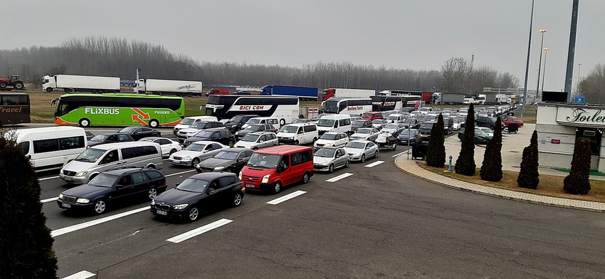 Granični prelaz Horgoš, gužva u međuzoni