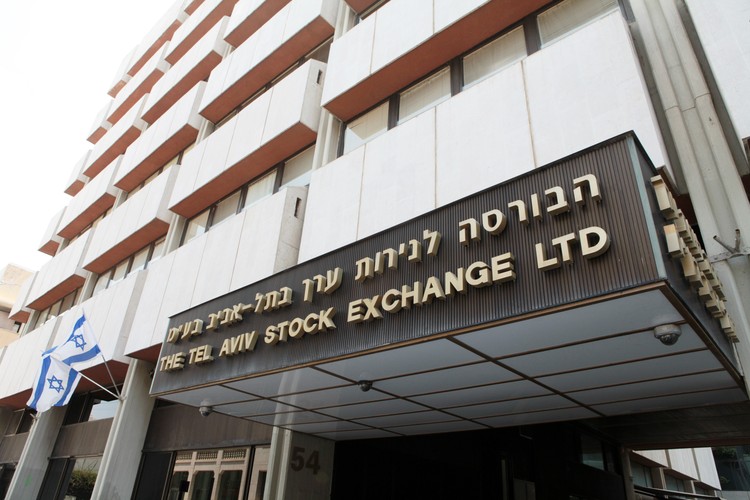 W zachodniej części miasta znajduje się budynek Giełdy 
Papierów Wartościowych w Tel Awiwie (TASE). Na TASE notowanych jest 609 spółek, a jej kapitalizacja sięga 179 mln USD.

Na zdjęciu: Tel Awiw - budynek giełdy