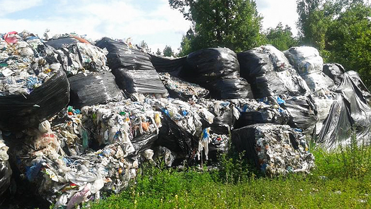 Radni powiatowi z Ełku odwiedzili nielegalne wysypisko śmieci w Prostkach. Powstało ono po wydaniu przez powiat zgody na produkcję paliw alternatywnych z odpadów.