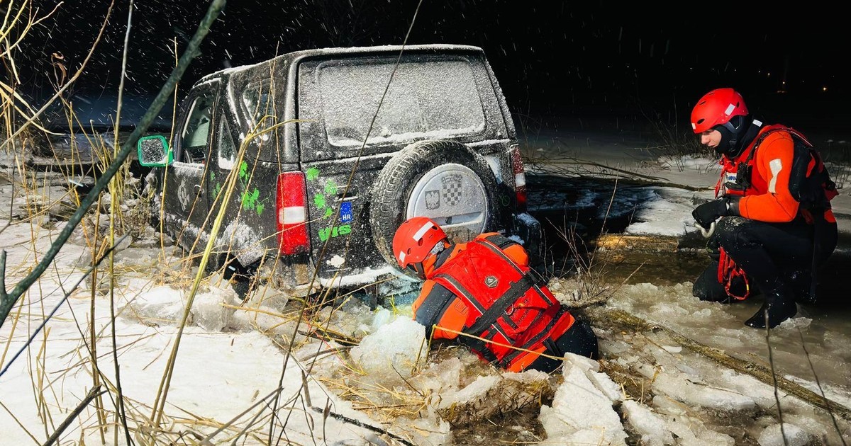 Samochód utknął na zamarzniętym jeziorze, kierowca zniknął. Do brzegu było daleko