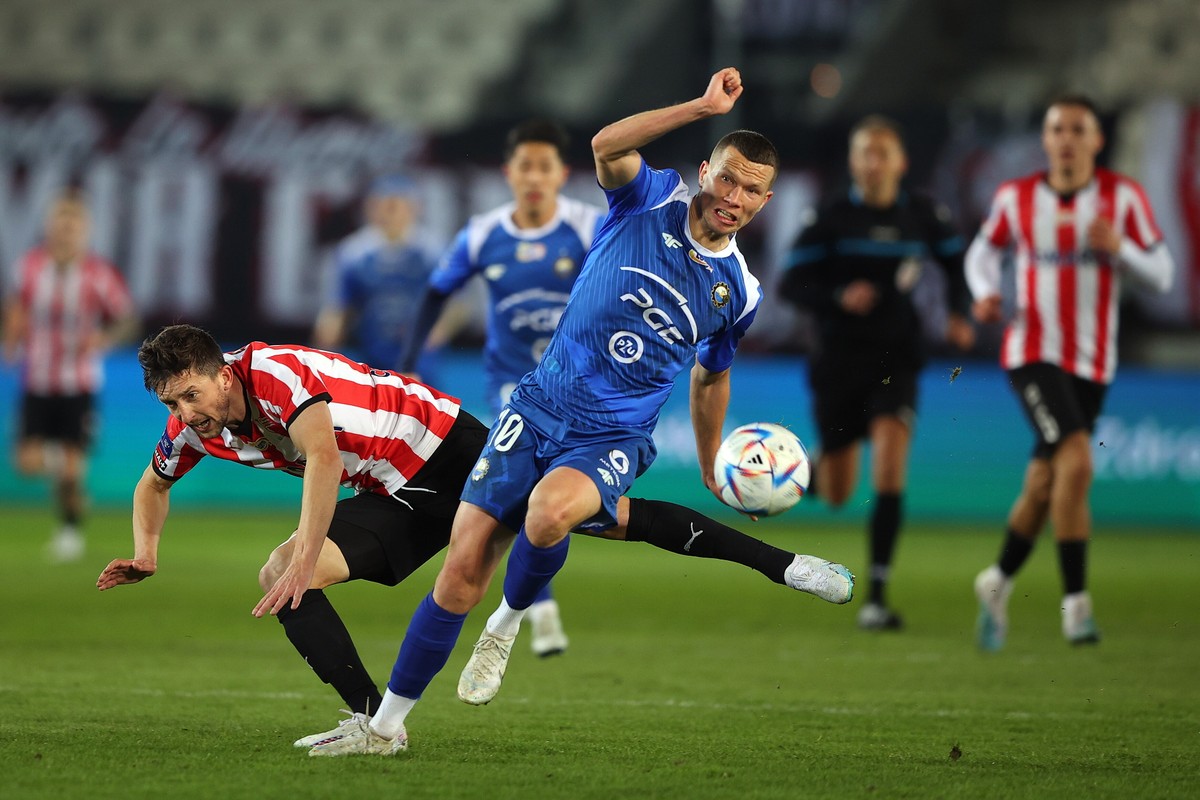 Zawodnik Cracovii Cornel Rapa (L) i Mateusz Mak (P) z PGE FKS Stali Mielec podczas meczu piłkarskiej Ekstraklasy