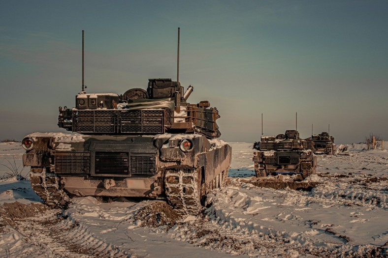 Polskie czołgi M1 Abrams na poligonie w Nowej Dębie w 2023 roku. Wozy służą w 1 Warszawskiej Brygadzie Pancernej.