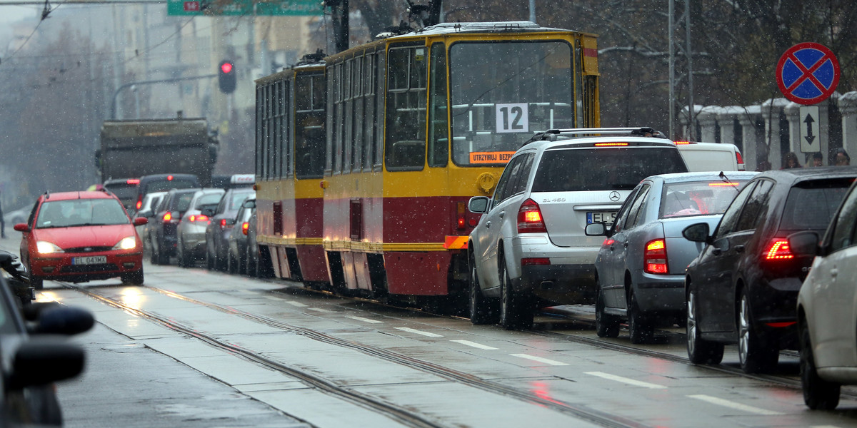 tramwaj w korku na ulicy Narutowicza w Łodzi