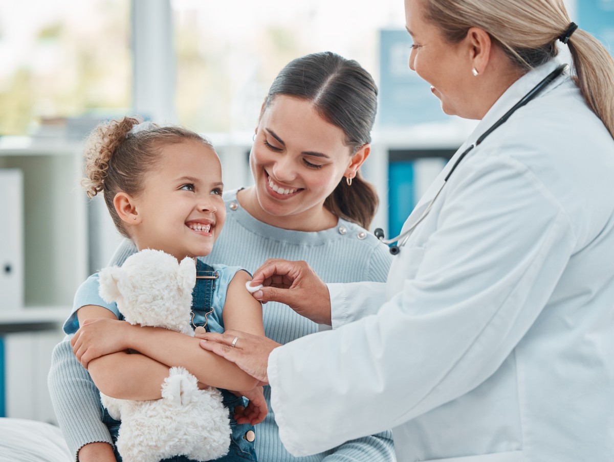 Lekarz szczepi dziecko – nowe obowiązkowe szczepienia HPV, meningokoki i krztusiec