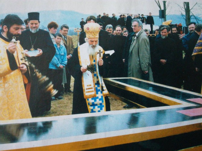 Patrijarh  Pavle je osveštao krst visok 13,6 metara, širok 6 metara i težak više od 2 tone