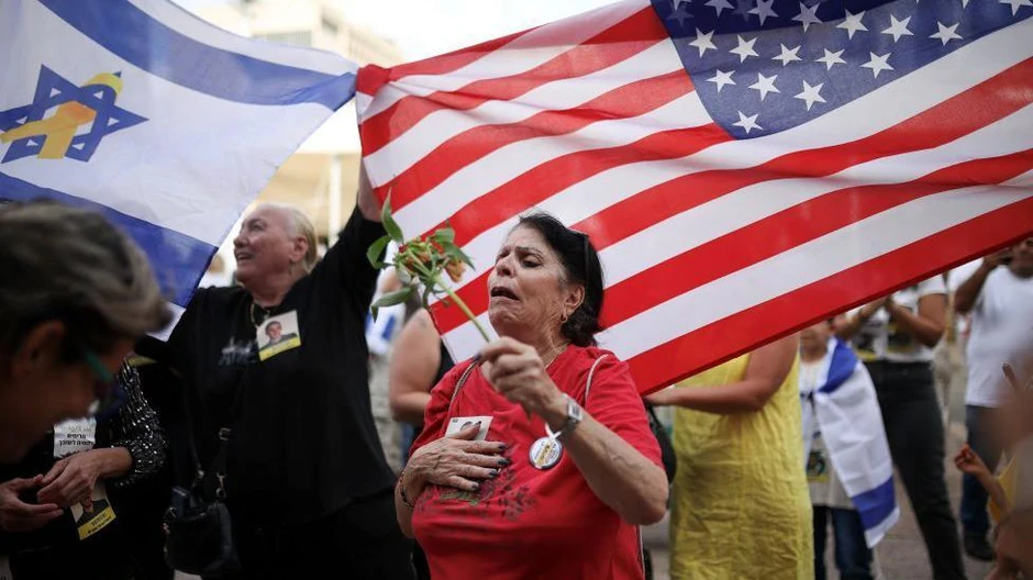 Izraelci mašu izraelskim i američkim zastavama pošto je objavljena vest o dogovoru | Foto: Reuters