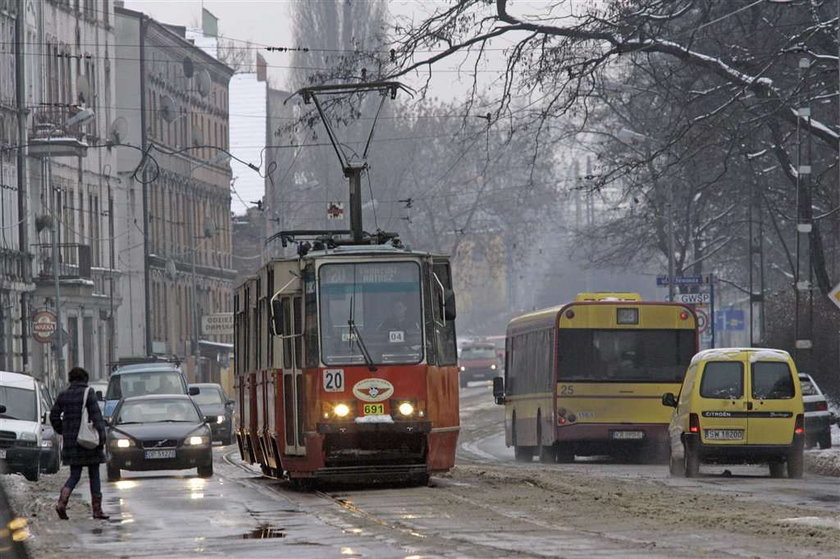 Bierze pieniądze za nic