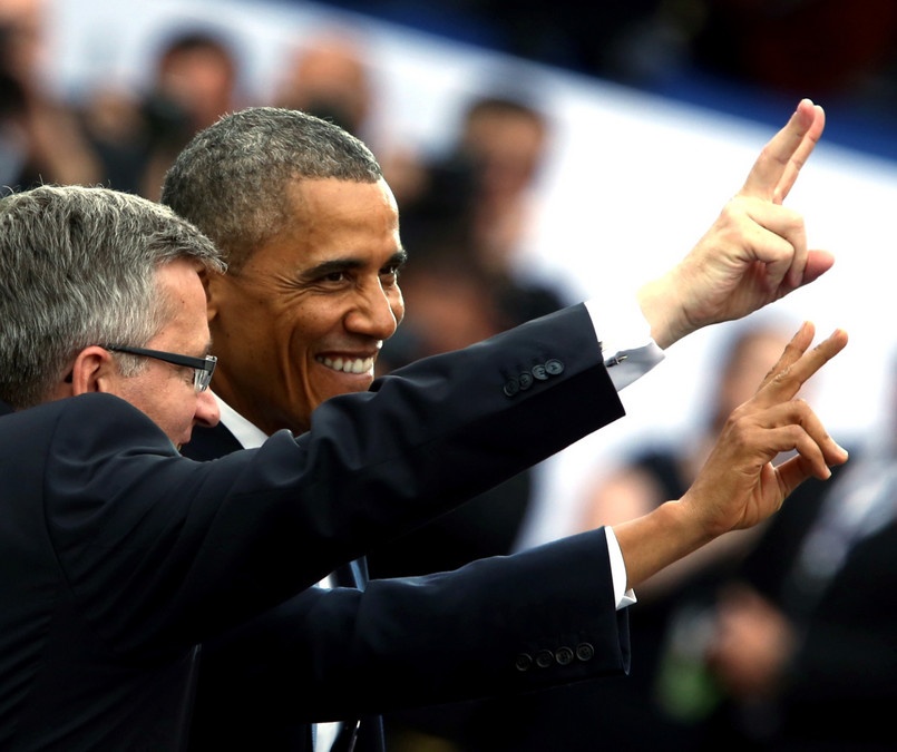 Od tego czasu - mówił Obama - w naszym kraju dokonał się nadzwyczajny postęp. Mamy wolny rynek, społeczeństwo obywatelskie, Obama wspominał też choćby o wielu wieżowcach w Warszawie - kolejnym objawie postępu. Poprawiły się też standardy życia i doszło do gospodarczego "cudu nad Wisłą". Te ostatnie słowa Barack Obama wymówił po polsku.