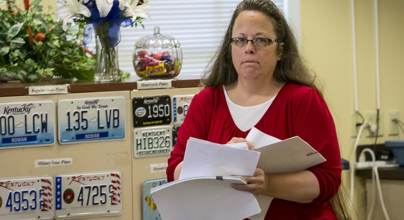 Kentucky clerk should face no fines, office receivership -lawyers