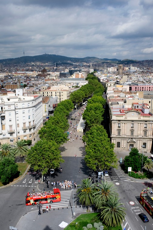 La Rambla de Barcelona.  Lo mismo es mirar a los muyahidines.  Krucza en Varsovia