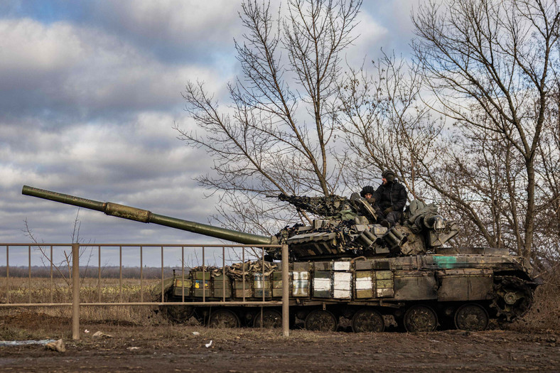 Ukraińscy żołnierze siedzą na czołgu T-72 w pobliżu Bachmutu, 22 grudnia 2022 r. 