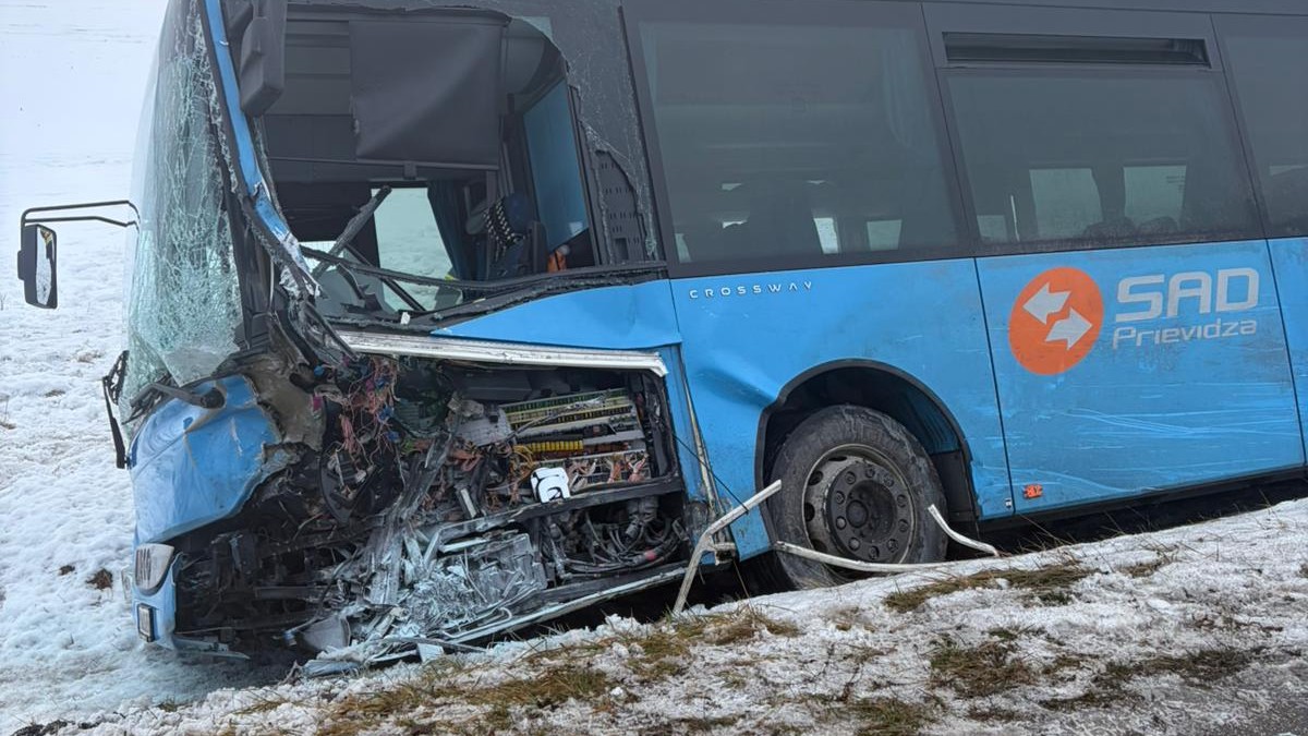 Zrážka auta a autobusu