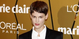 Kobieta reklamuje męską linię Saint Laurenta