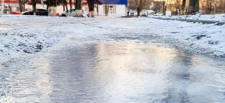 IMGW bije na alarm. Gołoledź paraliżuje pół Polski
