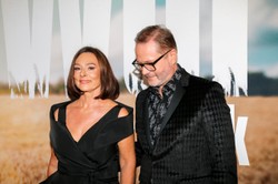 Artur Żmijewski na premierze filmu "Sami swoi. Początek". Zadał szyku z żoną i zabrał córkę z partnerką [FOTO]