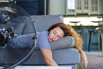 A ventilátor éjszakai használata nem életveszélyes, de hosszú távon kellemetlen tüneteket idézhet elő, főleg, ha érzékeny légutakkal, száraz bőrrel vagy allergiával él. A kulcs a mértékletesség és a tudatos használat.