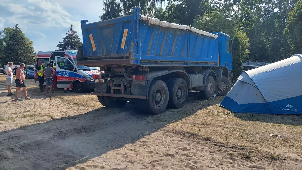 Wywrotka staranowała namiot na kempingu w Międzyzdrojach