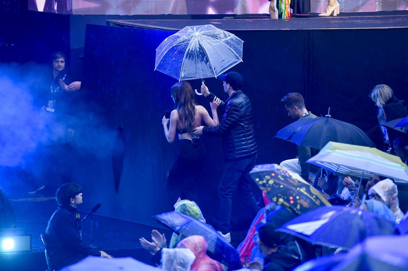 Za kulisami Roxie mogła się skryć pod parasolką. 