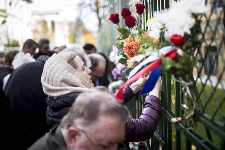 Świat w szoku po zamachach w Paryżu