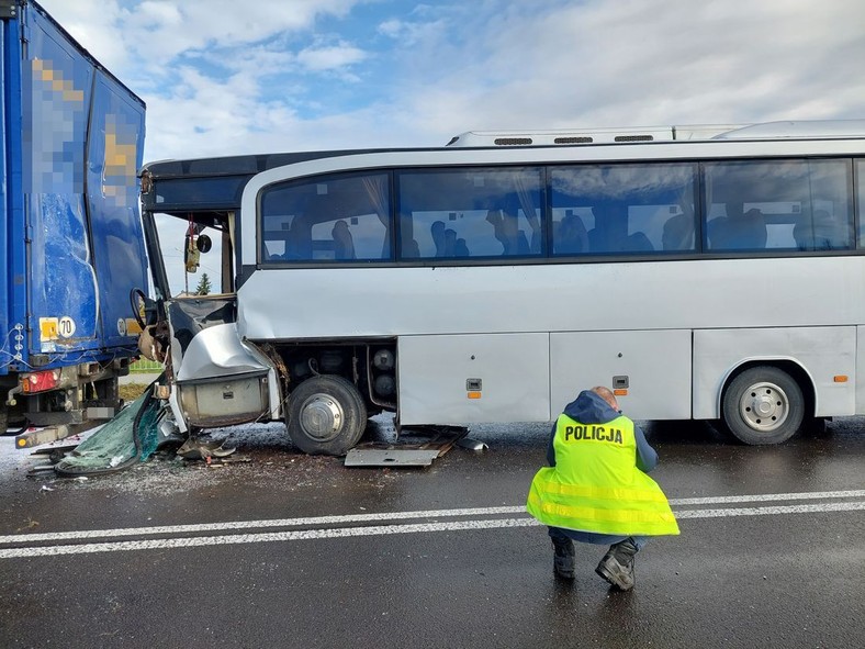 Autobus z wycieczką szkolną uderzył w TIR-a