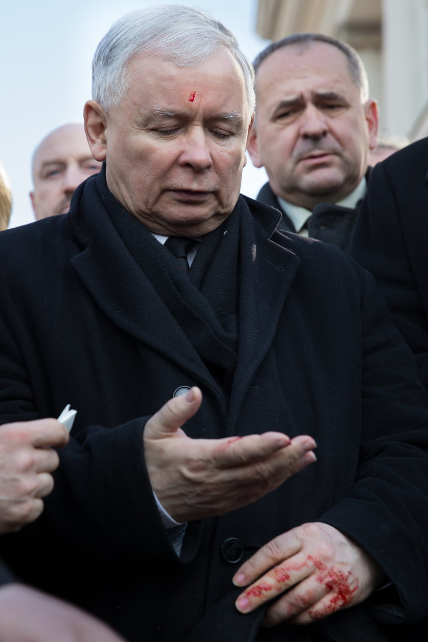 Kaczyński miał krew na rękach! Dosłownie!