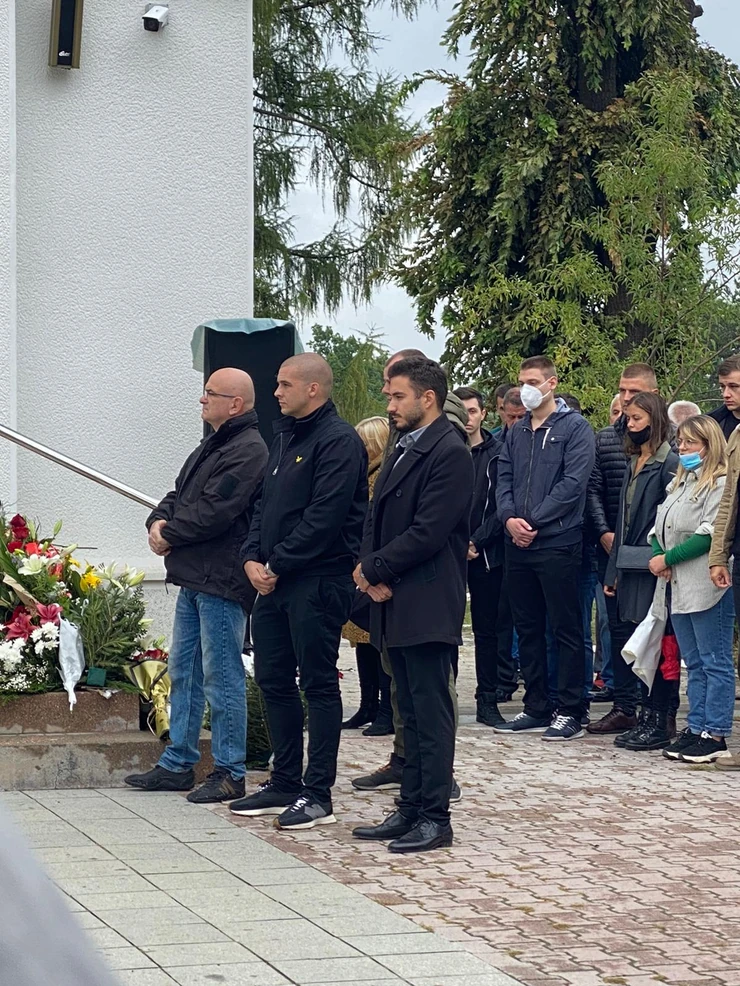 Lanetovi sinovi Spasoje i Janko neutešni: Tužan prizor na sahrani čuvenog glumca - Vimarsana News