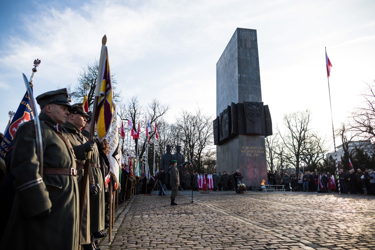 Uroczystości przed pomnikiem Powstańców Wielkopolskich w Poznaniu