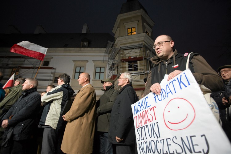 Protest przeciwko filmowi z nagim mężczyzną i figurą Chrystusa