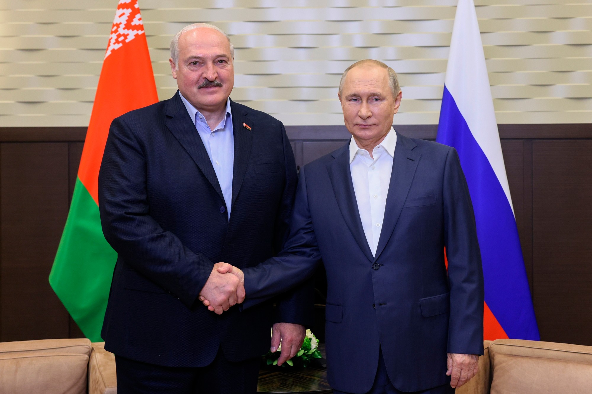 Ruský prezident Vladimir Putin (vpravo) a bieloruský prezident Alexander Lukašenko.