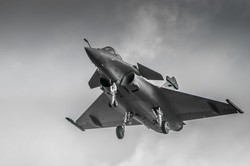 Polak zmusił francuskie wojsko do poderwania myśliwca. Pilot w panice wyrzucił... narkotyki