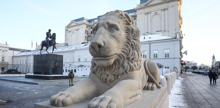 Prezydent Andrzej Duda odzyskał swoje lwy. Czy dowiemy się, ile milionów wydano na ich remont?