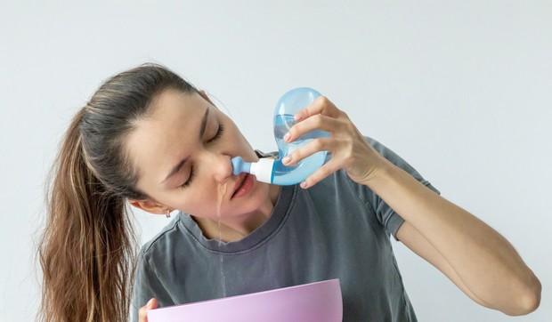Neti pot je posuda koja izgleda kao mali čajnik i koristi se za ispiranje nosa 