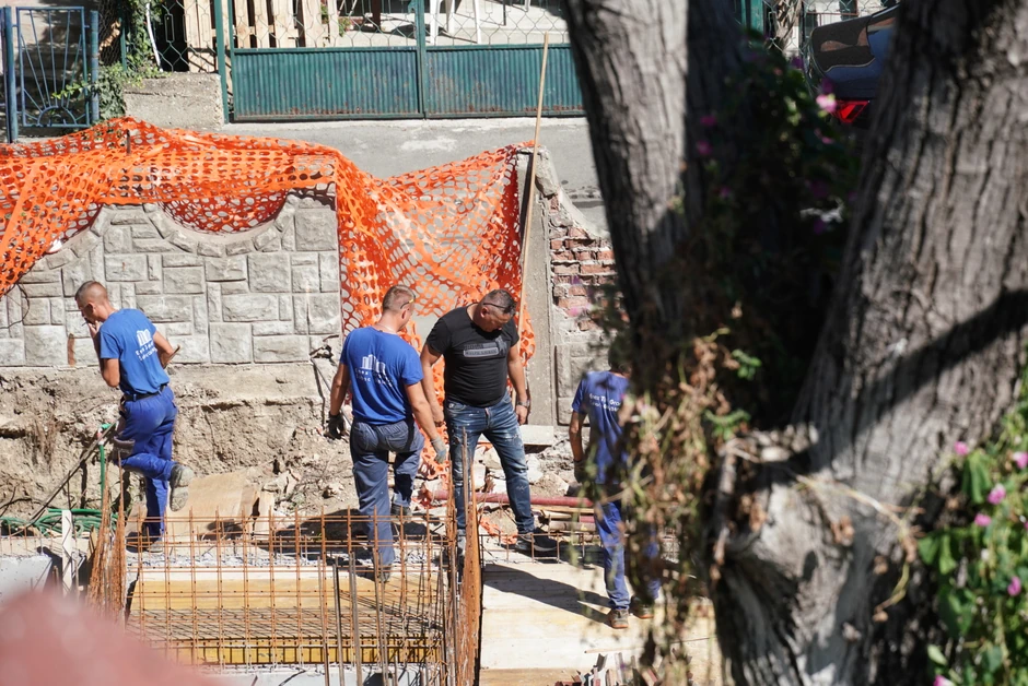 Muškarac koji se predstavio kao izvođač radova (obučen u crnu majicu) sa radnicima 