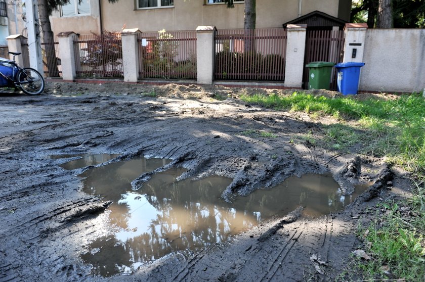 błoto na ulicy Truskawkowej w Łodzi