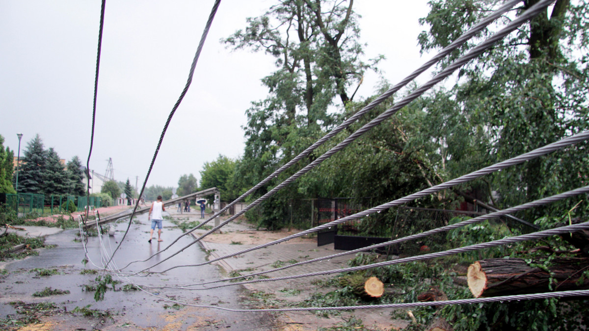 Ponad 100 rodzin najbardziej poszkodowanych w wyniku czwartkowych nawałnic w powiecie opoczyńskim (Łódzkie) otrzymało dotąd zasiłki socjalne. Liczba uszkodzonych budynków mieszkalnych i gospodarczych wzrosła do 500 - wynika z danych służb wojewody łódzkiego.