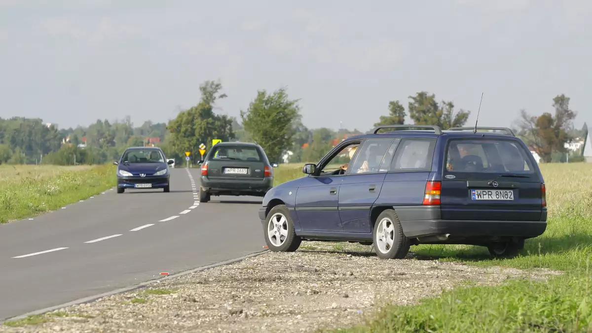 Auto wystające na jezdnię