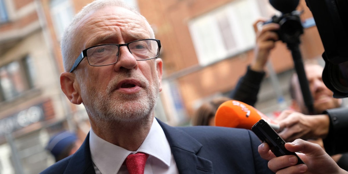 Lider Partii Pracy Jeremy Corbyn oświadczył, że nowe porozumienie jest "jeszcze gorsze" niż jego poprzednia wersja wynegocjowana przez poprzedniczkę Johnsona, Theresę May, i trzykrotnie odrzucona przez Izbę Gmin. 