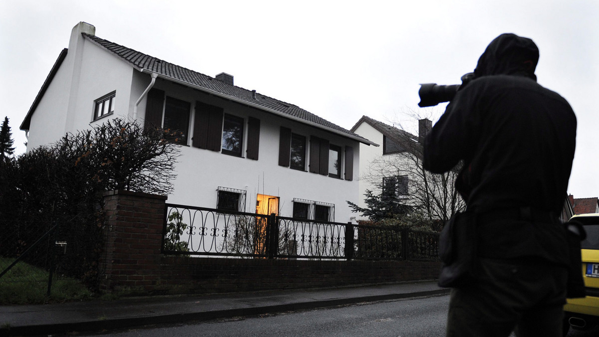 Funkcjonariusze policji kryminalnej z Dolnej Saksonii przeszukali dzisiaj dom i biura Olafa Glaesekera, byłego rzecznika prezydenta Niemiec Christiana Wulffa - poinformowała prokuratura w Hanowerze. Rewizje miały związek z zarzutami korupcyjnymi.