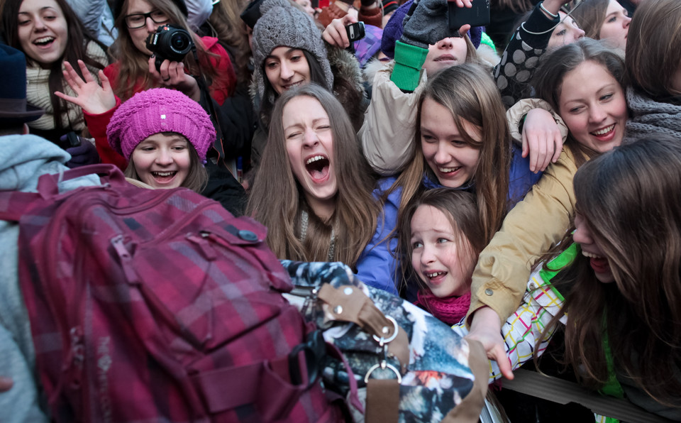 Fanki Justina Bibera przed hotelem Andels Fot. Malgorzata Kujawka / Agencja Gazeta